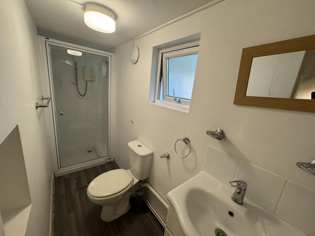 Lot: 140 - PROPERTY ARRANGED AS TWO FLATS - Studio shower-room